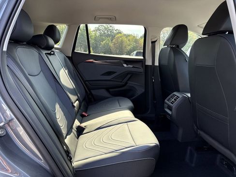 New 2025 Volkswagen Tiguan SE image 17