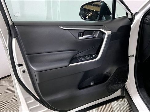 Used 2020 Toyota RAV4 XLE Premium FWD image 18