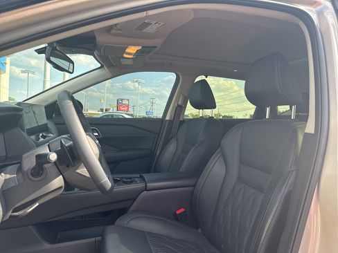 Used 2025 Nissan Rogue Platinum w/ Platinum Premium Package image 5