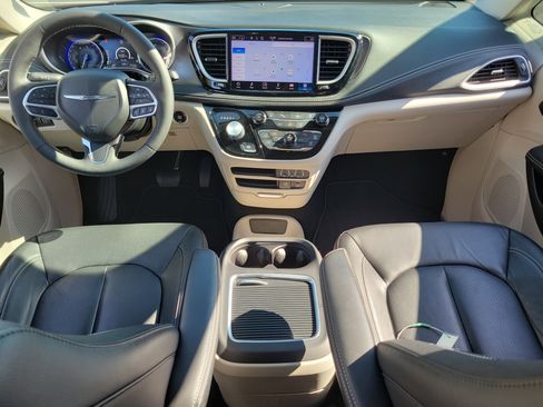 Used 2022 Chrysler Pacifica Touring-L image 14