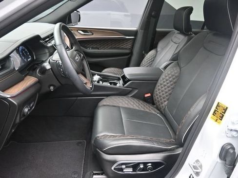 Used 2025 Jeep Grand Cherokee Summit AWD/4WD image 18