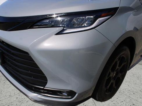 Certified 2025 Toyota Sienna XLE Woodland Edition image 10