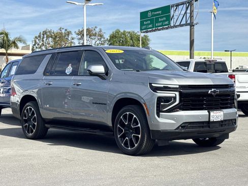 Used 2025 Chevrolet Suburban RST image 3