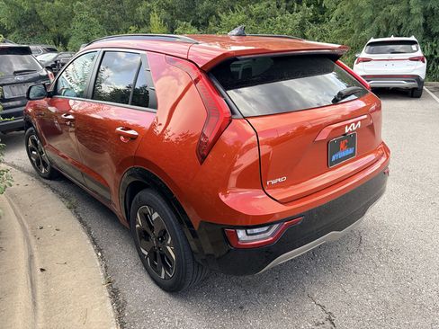 Used 2023 Kia Niro Wave w/ Wave Preserve Package FWD image 2