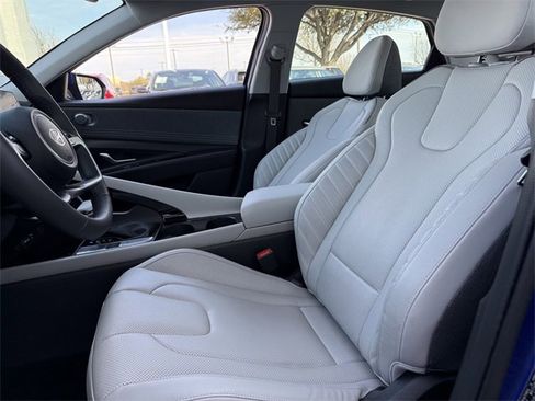 Used 2025 Hyundai Elantra Limited image 24