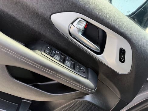 Used 2025 Chrysler Pacifica Limited FWD image 6