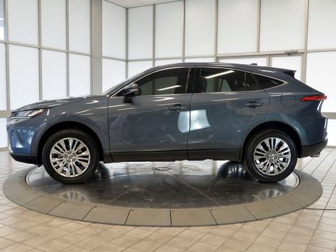 Used 2023 Toyota Venza Limited image 5