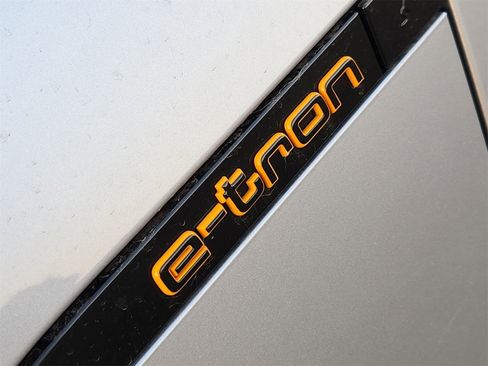 Used 2022 Audi e-tron Premium Plus image 19