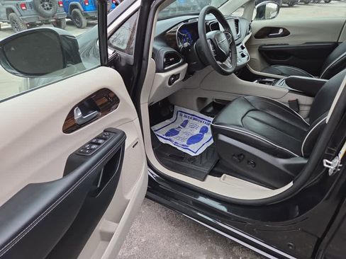 Used 2023 Chrysler Pacifica Limited w/ Uconnect Theater Family Group image 10