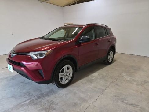 Used 2018 Toyota RAV4 LE FWD image 3