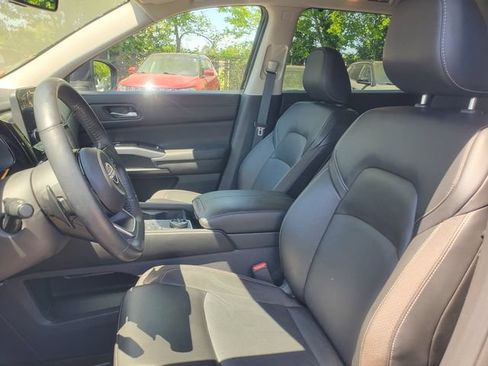 Used 2024 Nissan Pathfinder SL AWD/4WD image 9