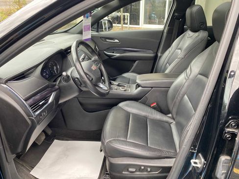 Used 2023 Cadillac XT4 Luxury w/ Cold Weather Package FWD image 10