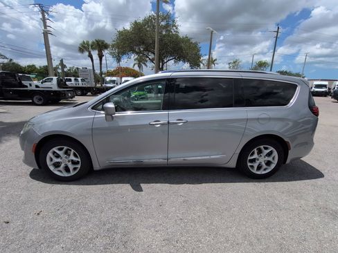 Used 2019 Chrysler Pacifica Touring-L Plus w/ Advanced Safetytec Group FWD image 8