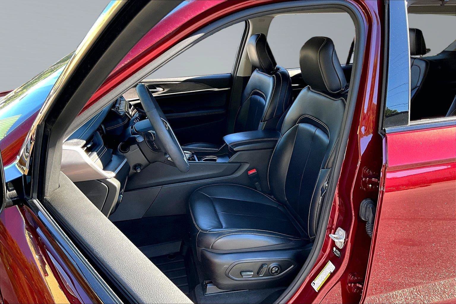 Used 2023 Jeep Grand Cherokee L Limited w/ Luxury Tech Group II AWD/4WD image 25