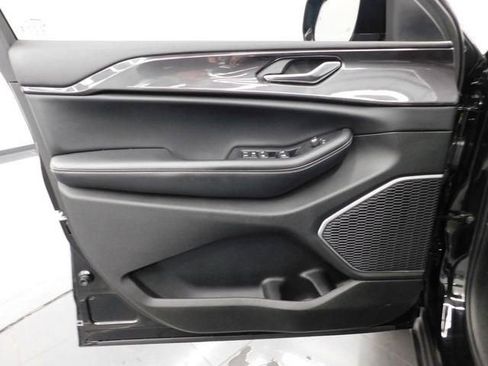 Used 2022 Jeep Grand Cherokee L Laredo image 19