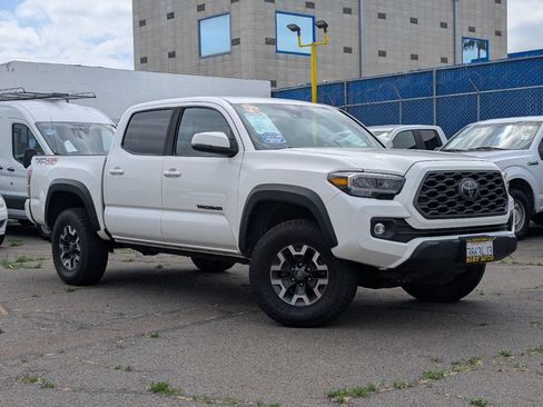 Used 2021 Toyota Tacoma TRD Off-Road w/ Technology Package AWD/4WD image 2