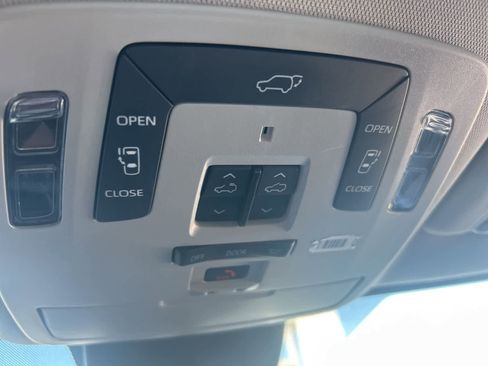 Used 2022 Toyota Sienna Limited image 42