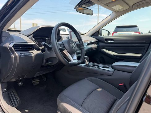 Used 2025 Nissan Altima 2.5 SV FWD image 9