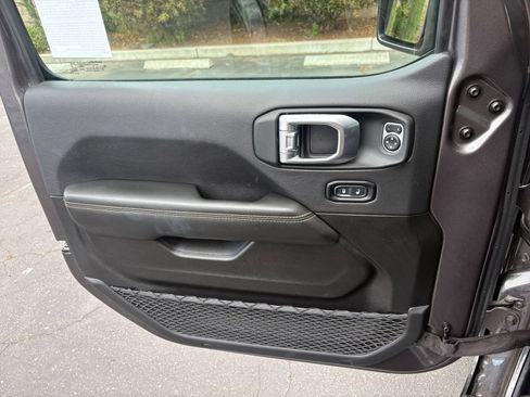 Used 2025 Jeep Wrangler Unlimited Sahara AWD/4WD image 18