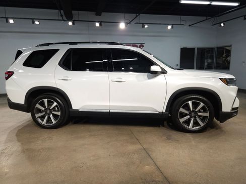 Used 2024 Honda Pilot Touring image 8