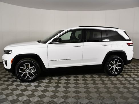 Used 2024 Jeep Grand Cherokee Limited AWD/4WD image 9