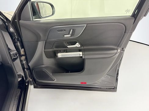 Used 2025 Mercedes-Benz GLB 250 image 25