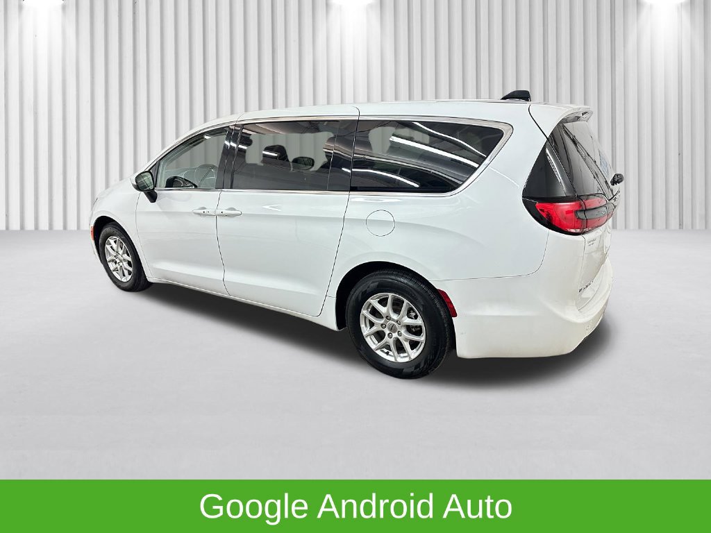 Used 2023 Chrysler Pacifica Touring-L FWD image 10