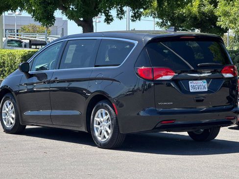 Certified 2022 Chrysler Voyager LX FWD image 6
