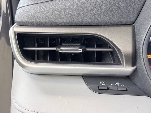 Used 2022 Toyota Highlander LE AWD/4WD image 41