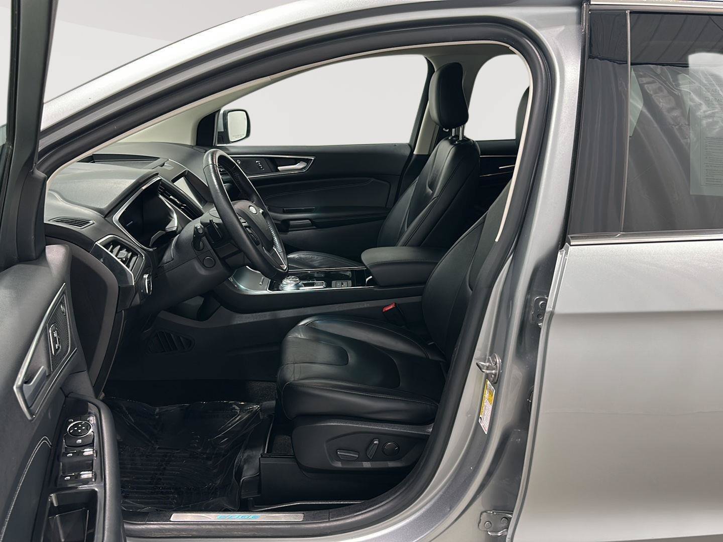 Used 2020 Ford Edge Titanium AWD/4WD image 17
