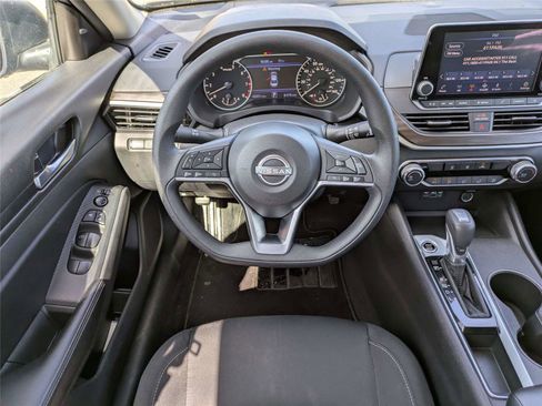 Used 2025 Nissan Altima 2.5 SV image 17