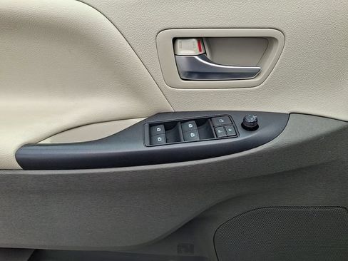 Used 2019 Toyota Sienna LE FWD image 13