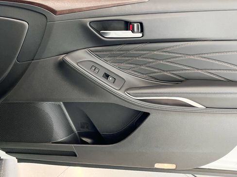 Used 2021 Toyota Avalon Limited image 33