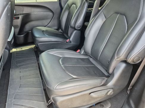 Used 2021 Chrysler Pacifica Touring-L w/ Uconnect Theater Family Group FWD image 20