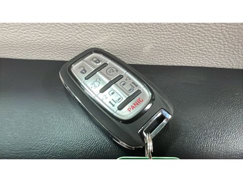 Used 2024 Chrysler Pacifica Touring-L image 18