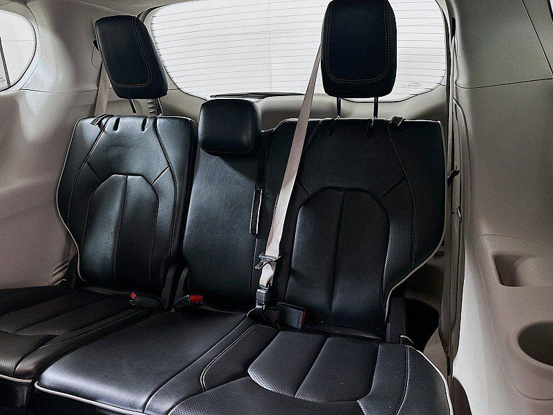 Used 2023 Chrysler Pacifica Limited FWD image 28