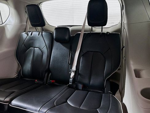 Used 2023 Chrysler Pacifica Limited FWD image 28