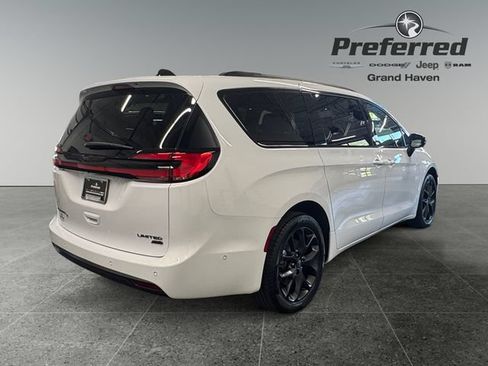Used 2025 Chrysler Pacifica Limited AWD/4WD image 19
