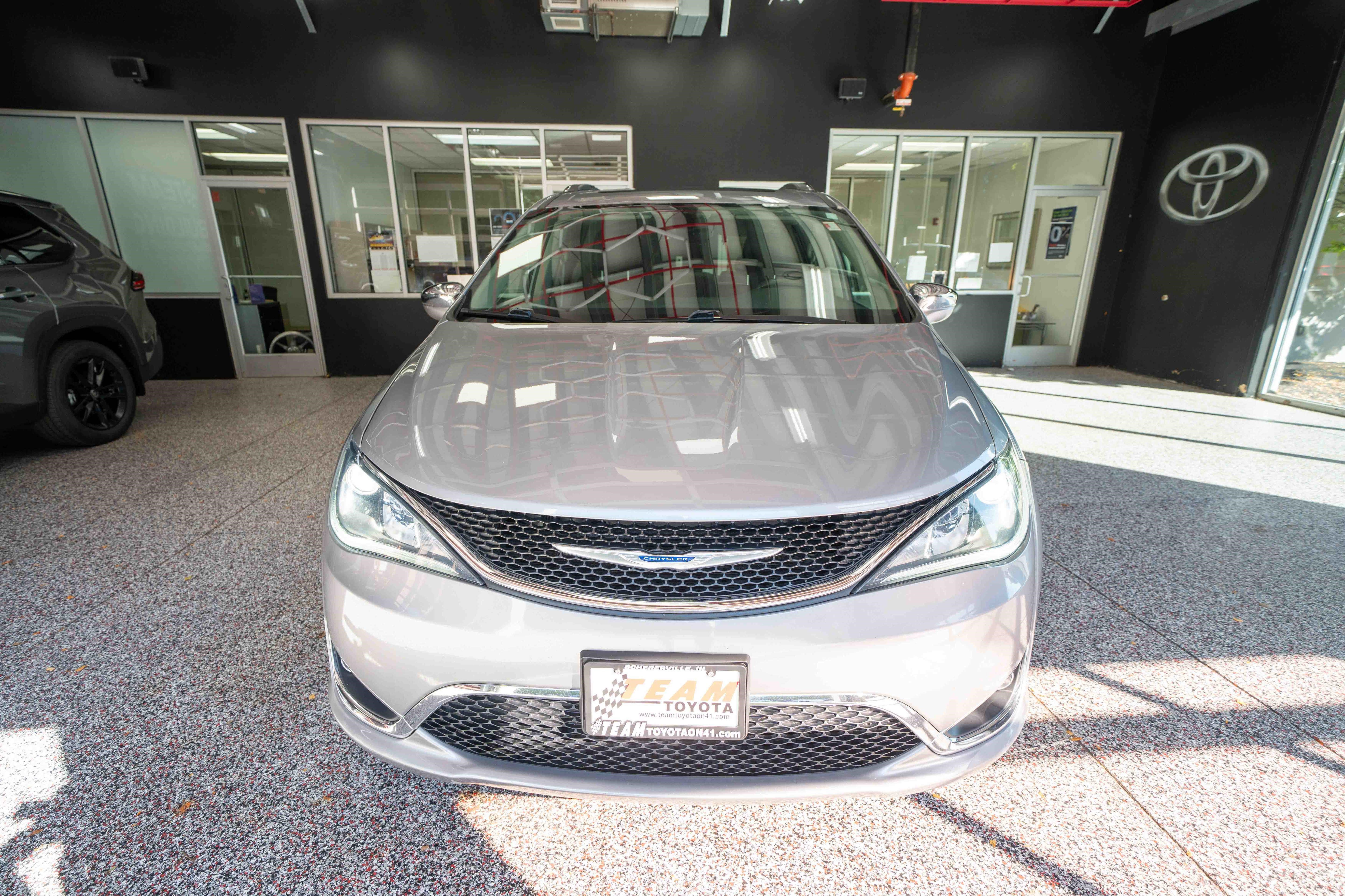 Used 2018 Chrysler Pacifica Limited FWD image 6