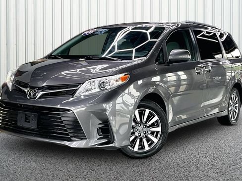 Used 2020 Toyota Sienna LE w/ LE Preferred Package AWD/4WD image 3