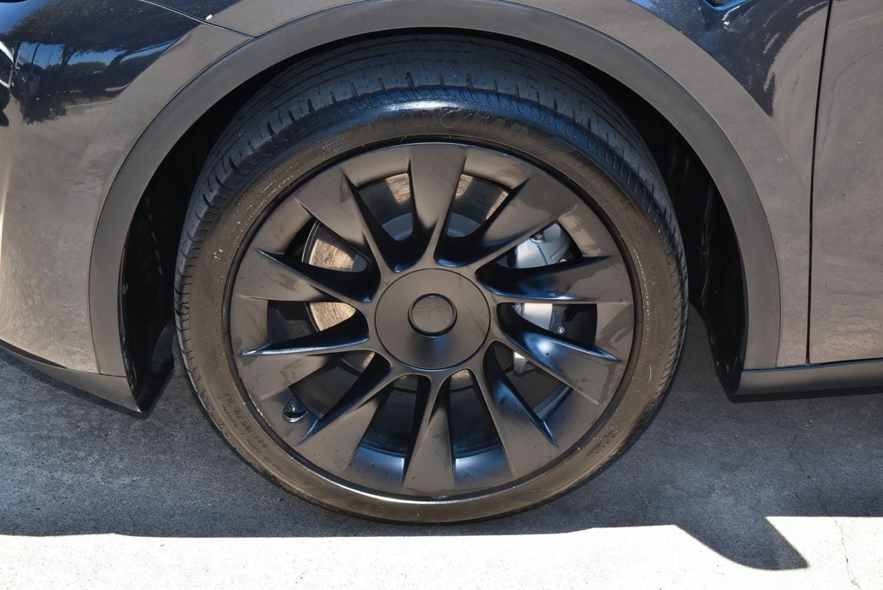 Used 2025 Tesla Model Y Long Range AWD/4WD image 34