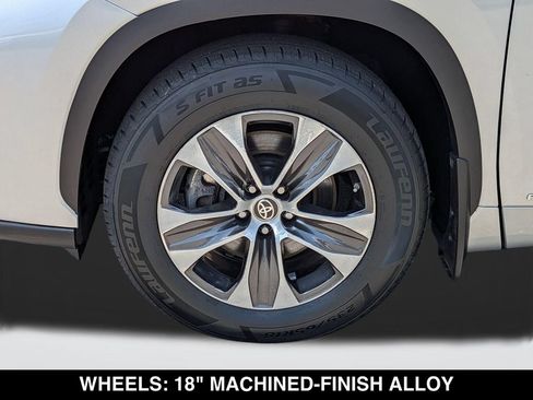 Used 2022 Toyota Highlander XLE AWD/4WD image 11