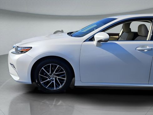 Used 2017 Lexus ES 350 w/ Luxury Package image 36