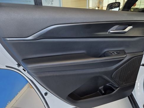 Used 2023 Jeep Grand Cherokee L Laredo image 16