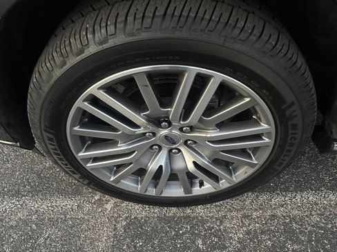Used 2022 Ford Expedition Platinum RWD image 3