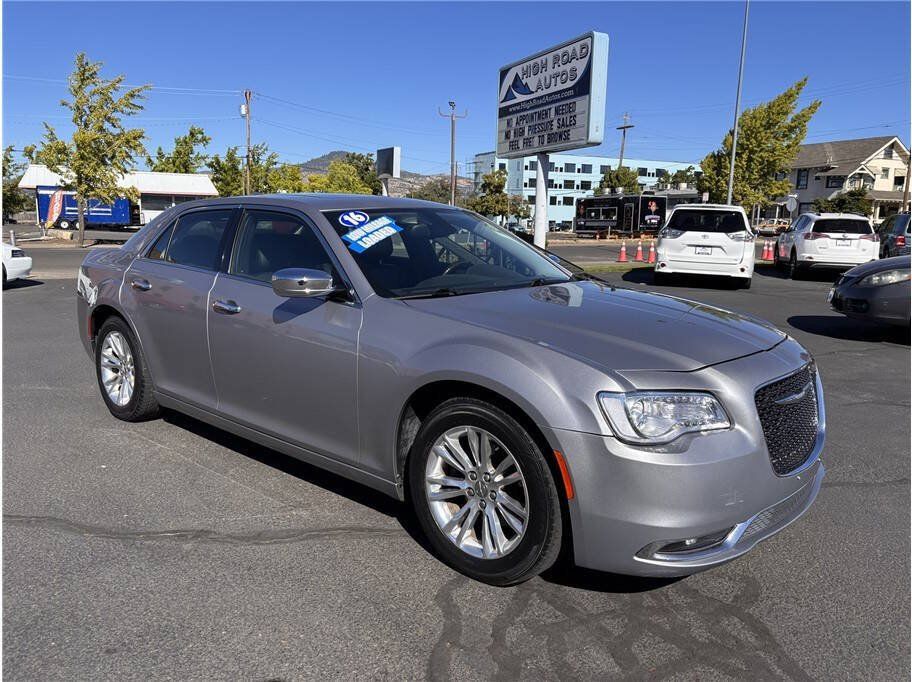 Used 2016 Chrysler 300 C RWD image 7