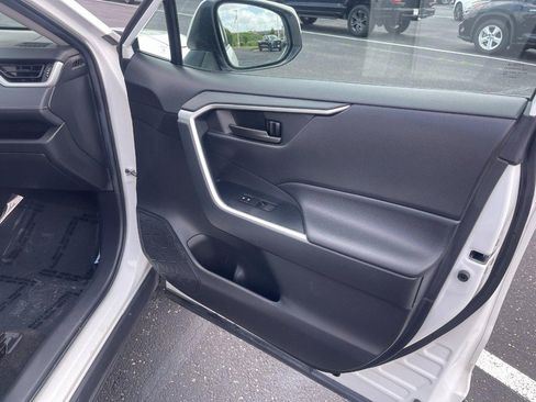 Used 2021 Toyota RAV4 LE AWD/4WD image 8