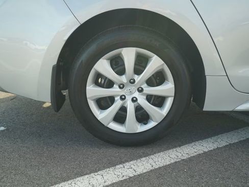 Used 2025 Toyota Corolla LE image 40