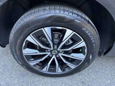 Certified 2025 Volvo XC60 B5 Plus image 8