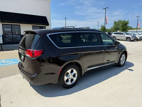 Used 2017 Chrysler Pacifica Touring-L Plus FWD image 14